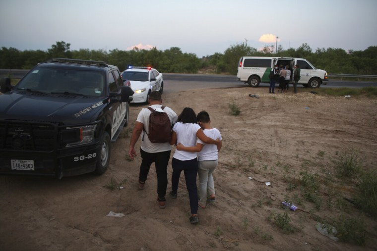 Migrantes son detenidos por la Patrulla Fronteriza y agentes estatales cerca de Eagle Pass, Texas, el 21 de mayo de 2022.