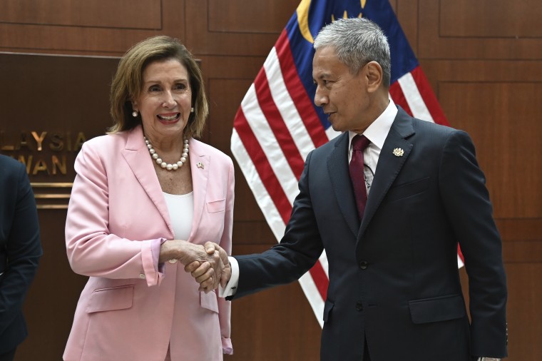 La presidenta de la Cámara de Representantes de Estados Unidos, Nancy Pelosi (izquierda), saluda a su homólogo malayo, Azhar Azizan Harun, en el Parlamento, en Kuala Lumpur, el 2 de agosto de 2022.