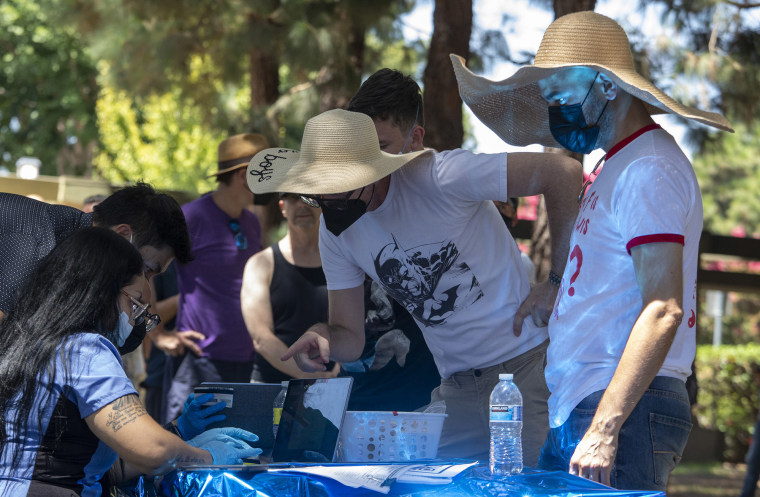 Las personas se registran para recibir una vacuna contra la viruela del mono en un nuevo sitio de vacunación sin cita previa contra la viruela del mono en Barnsdall Art Park el martes 9 de agosto de 2022 en Hollywood, CA.