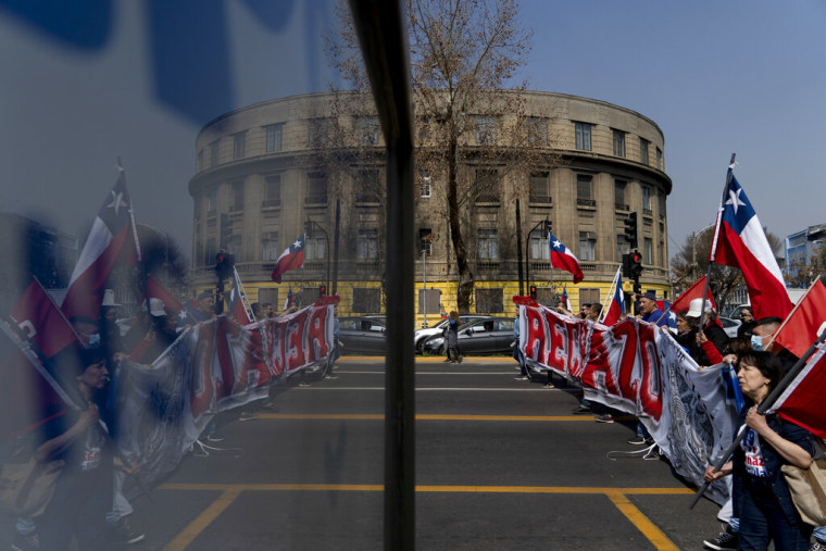 Un grupo de chilenos manifestándose contra el nuevo borrador de la Constitución.
