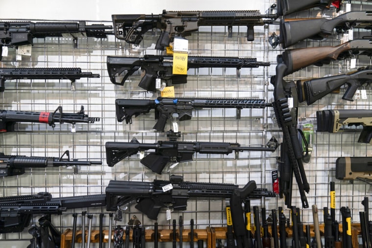 Rifles tipo AR-15 en una tienda de Burbank, California, el 23 de junio de 2022.