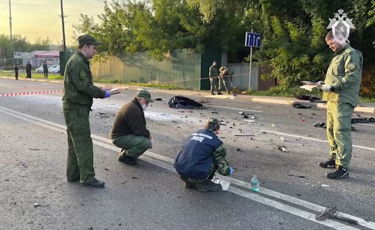 Agentes rusos investigan el asesinato con auto bomba de Daria Dugina el 21 de agosto en las afueras de Moscú.