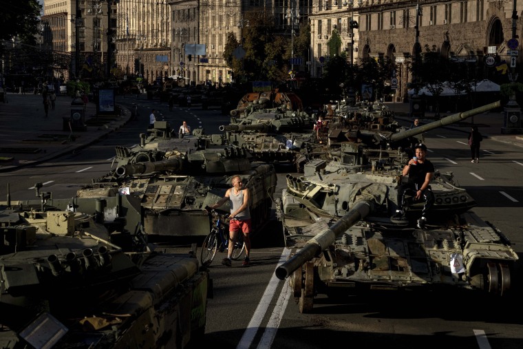 Vehículos blindados rusos destruidos en el centro de Kiev, Ucrania, el 24 de agosto de 2022.