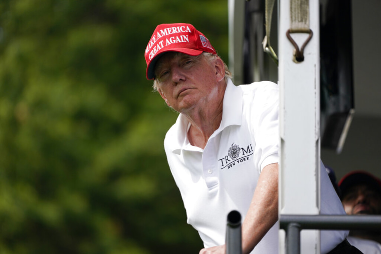 El expresidente Donald Trump durante un torneo de golf en Bedminster, Nueva Jersey