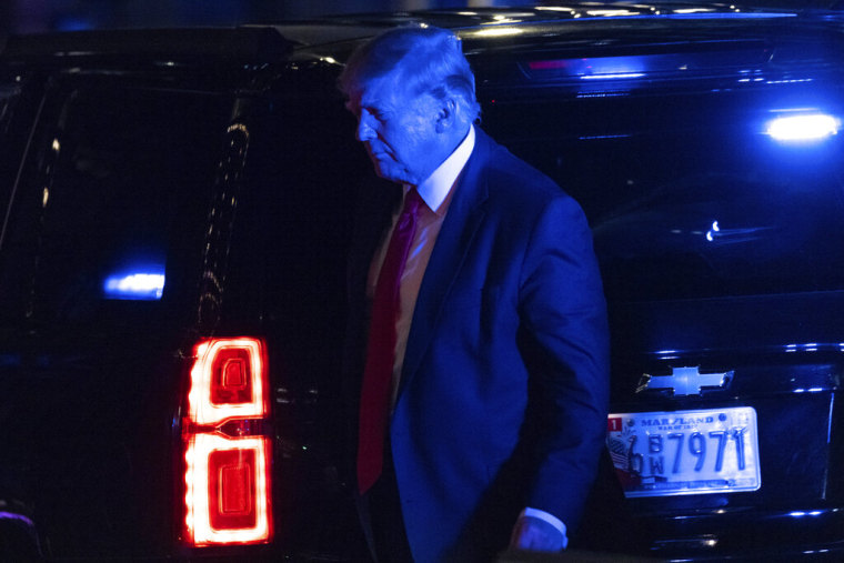 El expresidente Donald Trump llega a la Trump Tower, en Nueva York, el 9 de agosto de 2022.