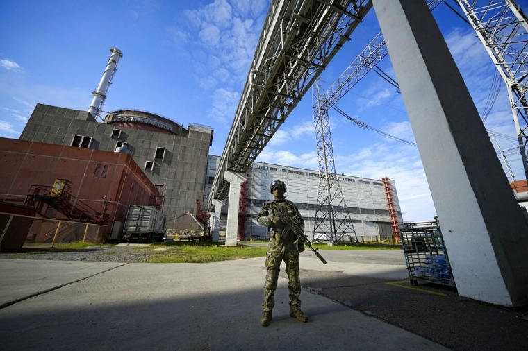 Un soldado ruso hace guardia afuera de la planta nuclear de Zaporizhzhia, Ucrania
