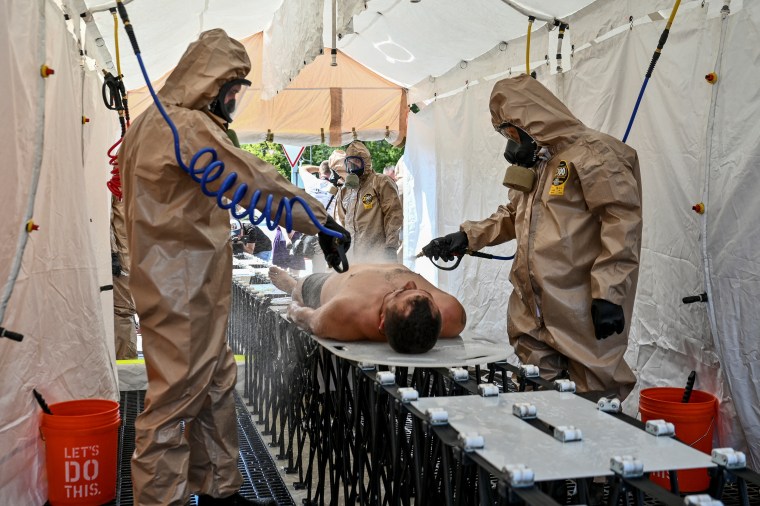 Personal de emergencia durante un simulacro de accidente nuclear en la planta de Zaporizhzhia, Ucrania.