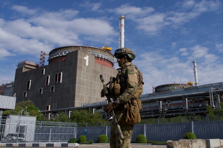 Un militar ruso patrulla el territorio de la central nuclear de Zaporizhzhia en Energodar el 1 de mayo de 2022.