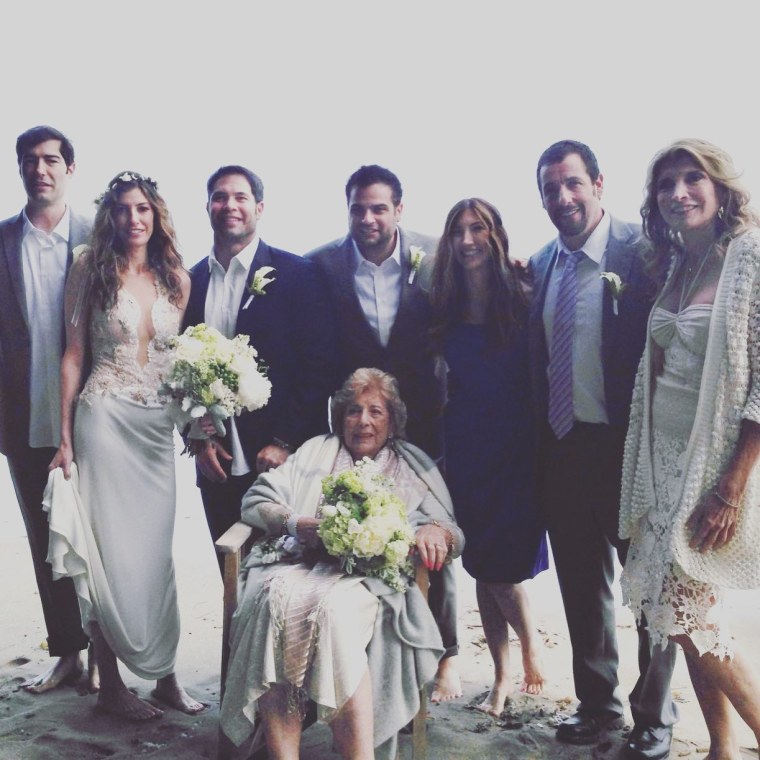 Adam Sandler con su familia en una boda.