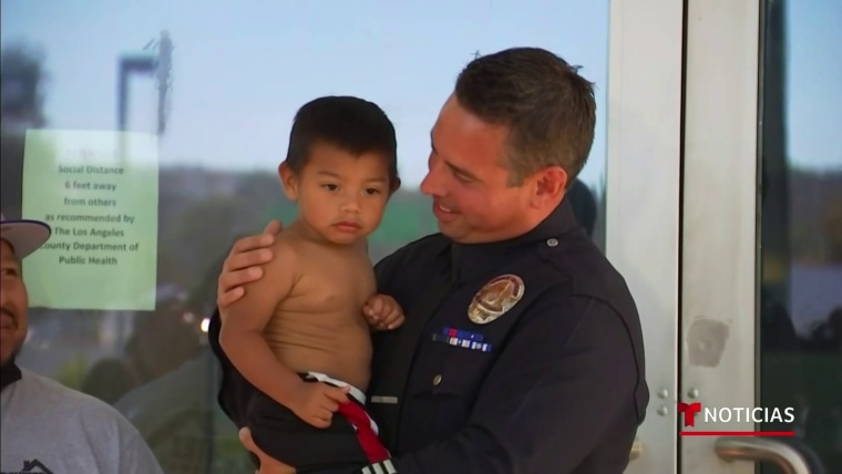 El oficial de la policía Los Ángeles Nick Ferara con el menor Luis Benitez.