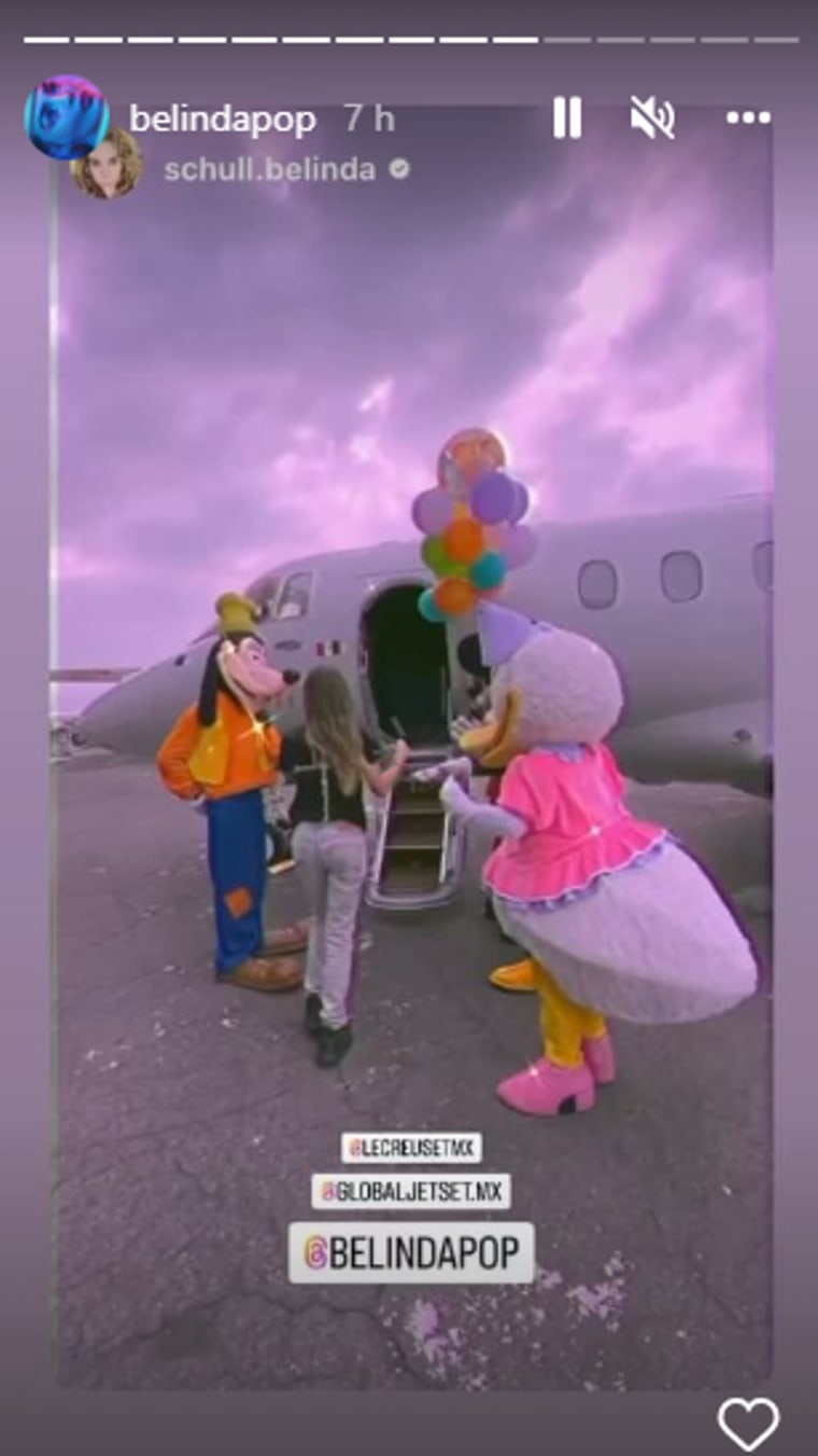 Belinda viaje en un avión privado en su cumpleaños.