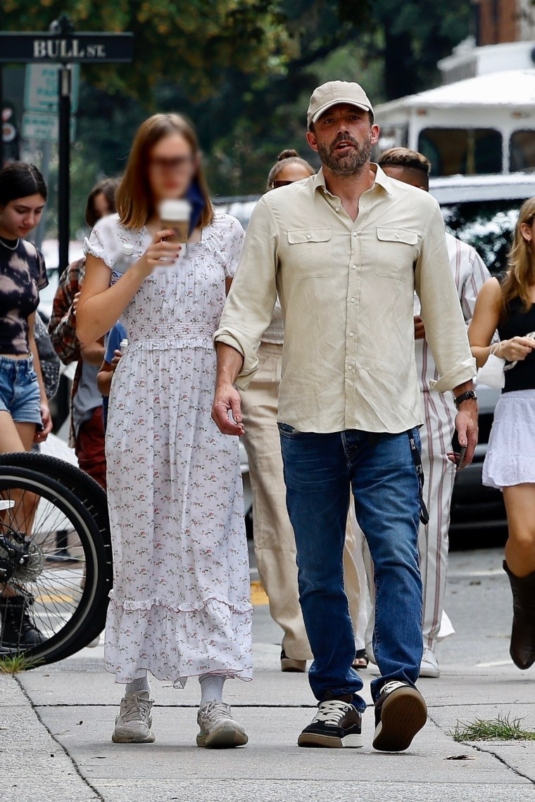 Ben Affleck caminando en las calles de Georgia.