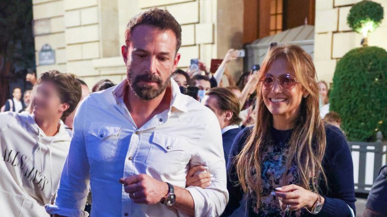 Ben Affleck con Jennifer Lopez paseando en París, Francia, en julio de 2022.