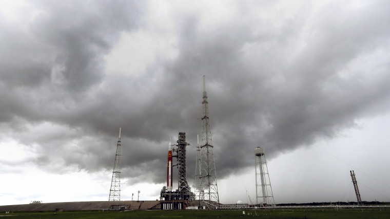 Nubes de tormenta cubren el cohete lunar de la NASA mientras se prepara para su lanzamiento en la Plataforma 39B para la misión Artemis I en el Centro Espacial Kennedy, el sábado 27 de agosto de 2022, en Cabo Cañaveral, Florida.