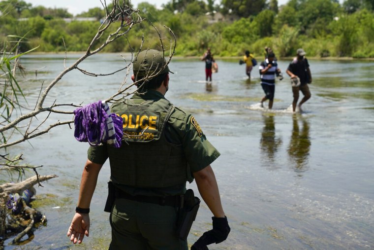 Un agente de la Patrulla Fronteriza vigilaba a un grupo de migrantes que cruzaban el Rio Grande en Del Rio, Texas, el 15 de junio de 2021.