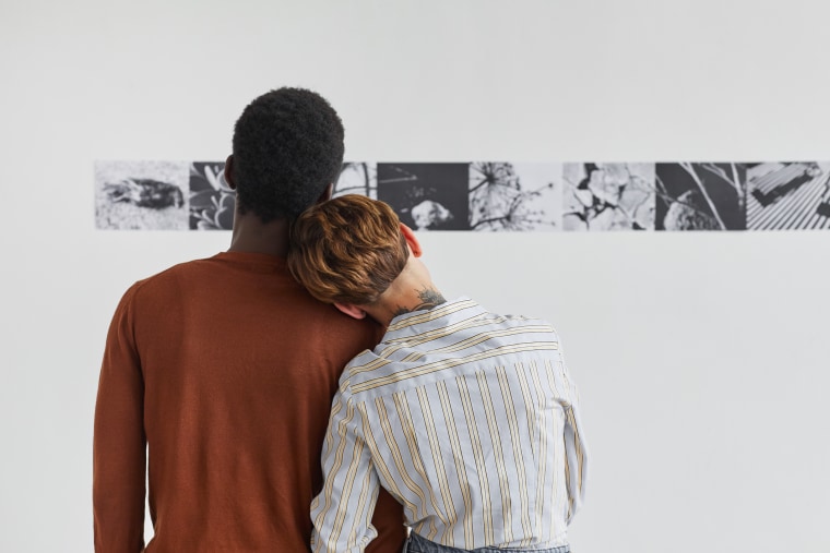 first date ideas couple at museum