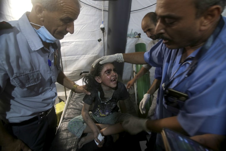 Médicos del hospital de Najar atienden a una niña herida tras un ataque aéreo israelí sobre el edificio donde vivía su familia, el sábado 6 de agosto de 2022, en Rafah, en el sur de la Franja de Gaza.
