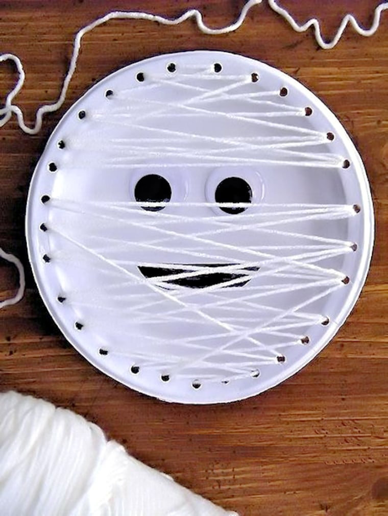 lace mummy paper plate halloween craft for kids