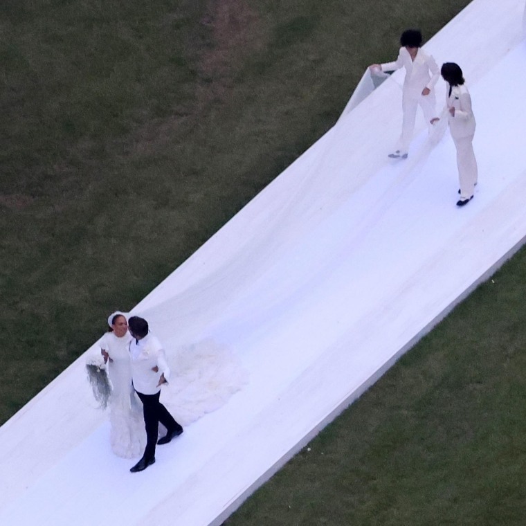 Jennifer Lopez y Ben Affleck caminando por el pasillo en su segunda boda