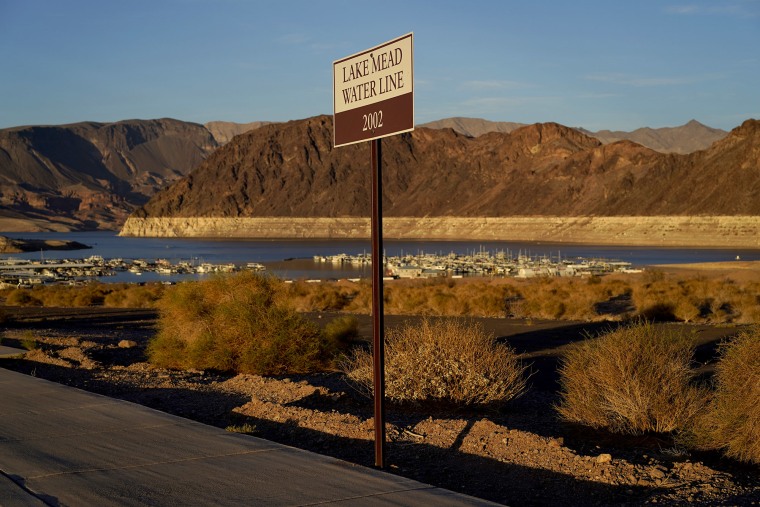 Un letrero marca la línea de agua de 2002 cerca del lago Mead en el área recreativa nacional del lago Mead, el sábado 9 de julio de 2022, cerca de Boulder City, Nevada.