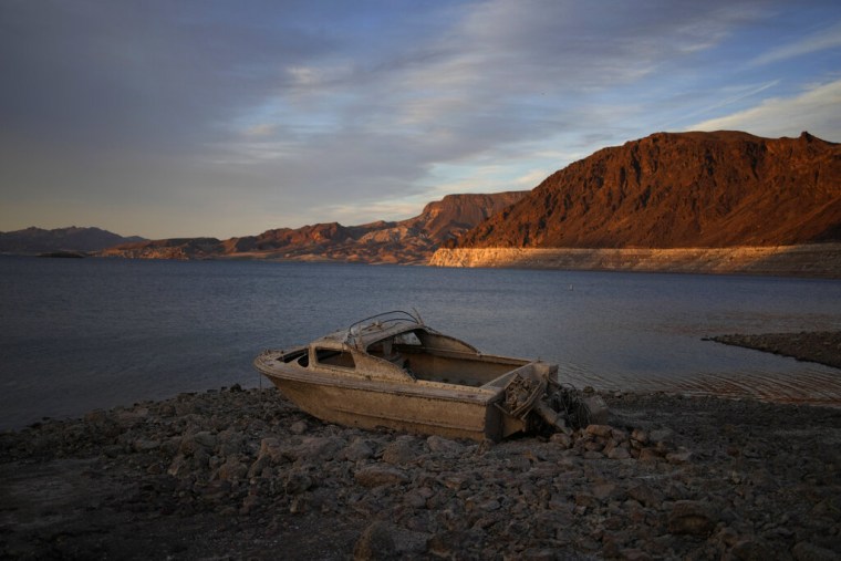 Una embarcación hundida se encuentra en la orilla del Lago Mead, el 10 de mayo de 2022, cerca de Boulder City, Nevada. 