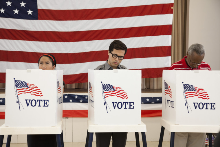 Gente frente a urnas para votar en Estados Unidos.