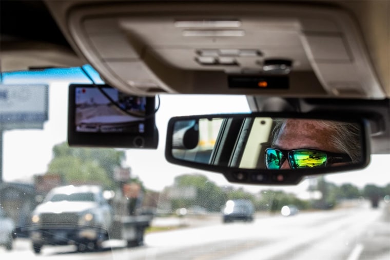 Moises Lozano instaló varios dispositivos de vigilancia, incluidas cámaras de tablero y una GoPro en su vehículo en Brackettville, Texas.