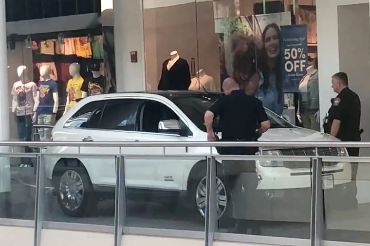 Una conductora sorprendió a empleados y clientes en el centro comercial South Shore Plaza en Massachusetts después de conducir su automóvil por el segundo piso el 18 de agosto de 2022.