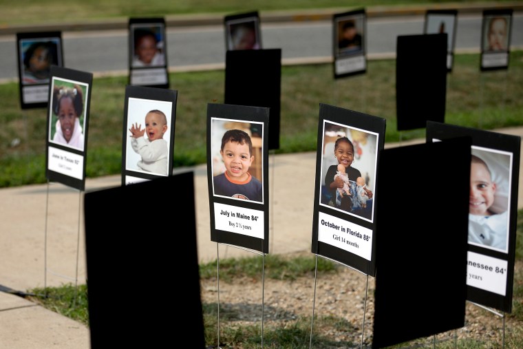 La campaña "Mira antes de cerrar" para prevenir la muerte de niños en autos por un golpe de calor desplegó fotografías de pequeños que fallecieron por esta causa en Alejandría, Virginia.