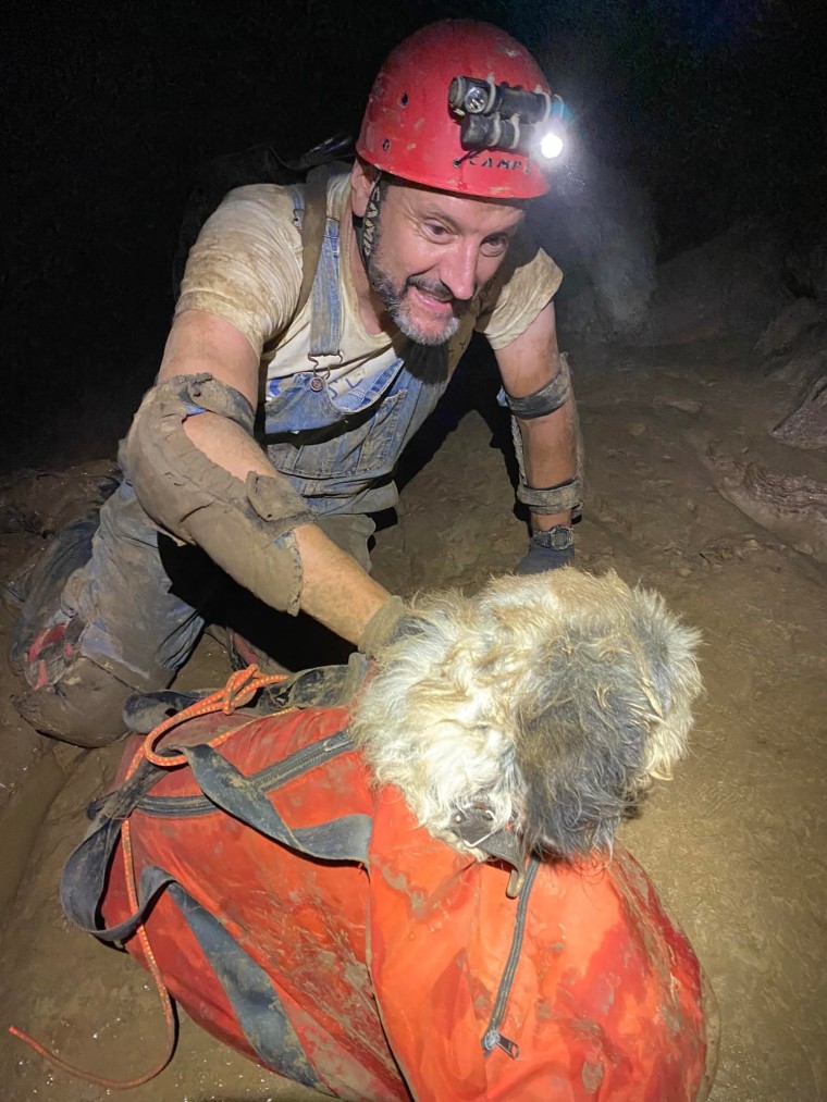Un grupo de buceadores de cuevas salvó a una perra que estuvo atrapado en una cueva de Missouri durante casi dos meses. 