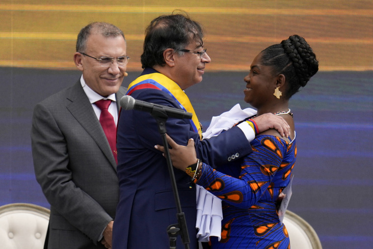 El presidente de Colombia, Gustavo Petro, a la izquierda, abraza a la vicepresidenta Francia Márquez después de prestar juramento en Bogotá, Colombia, el domingo 7 de agosto de 2022. Atrás a la izquierda está el presidente del Congreso, Roy Barreras.