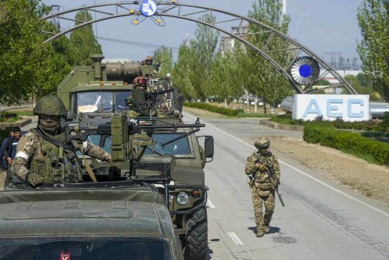 Un convoy militar ruso se ve en el camino hacia la central nuclear de Zaporizhzhia, en Enerhodar, región de Zaporizhzhia, en territorio bajo control militar ruso, sureste de Ucrania, el 1 de mayo de 2022.