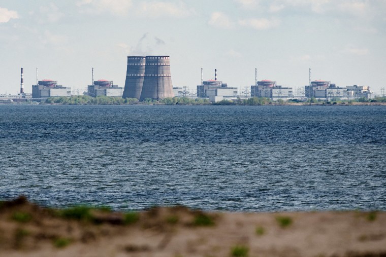 Una vista general muestra la planta de energía nuclear de Zaporizhzhia, situada en el área controlada por Rusia de Enerhodar.