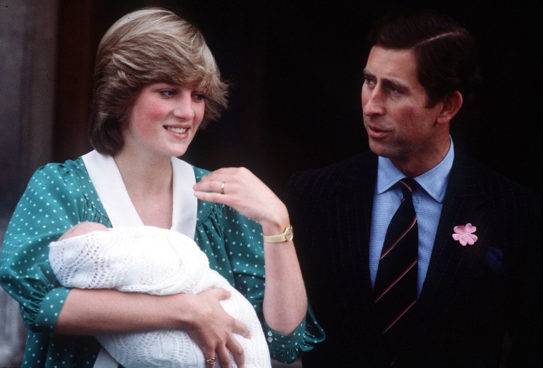 La princesse Diana quitte l'hôpital St Mary avec le prince William