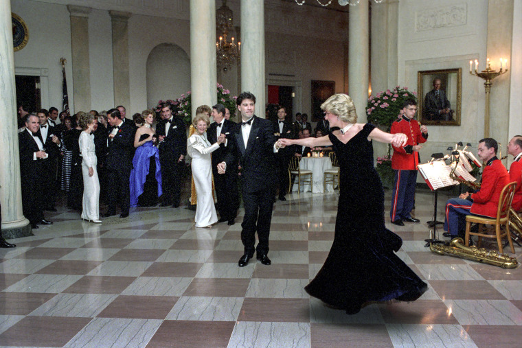 La princesse Diana danse avec John Travolta dans le Cross Hall de la Maison Blanche