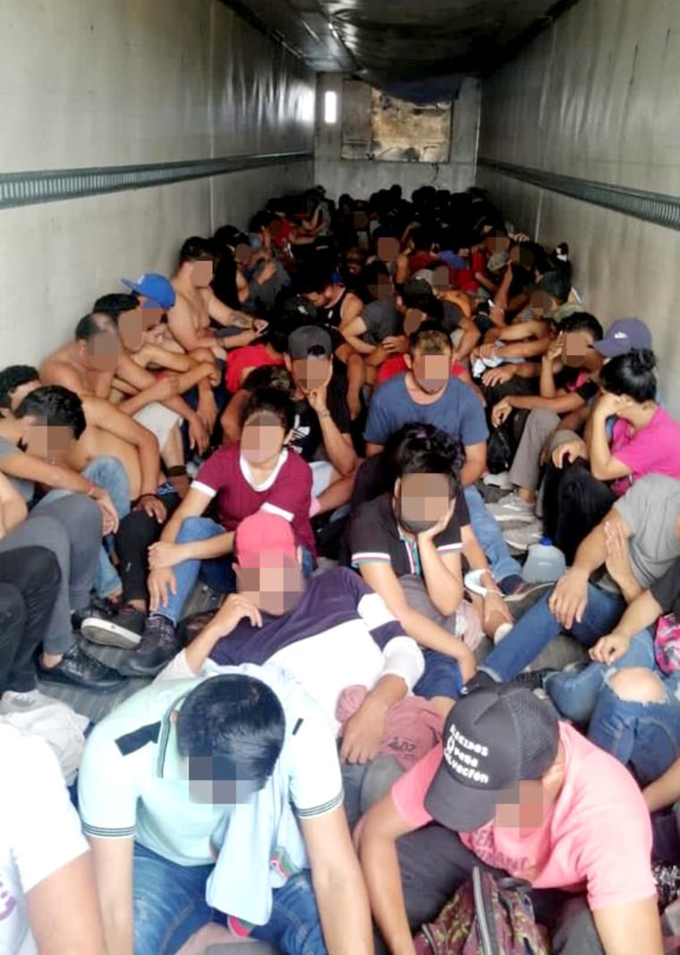 El tractocamión con migrantes detectado en Coahuila por las autoridades mexicanas.