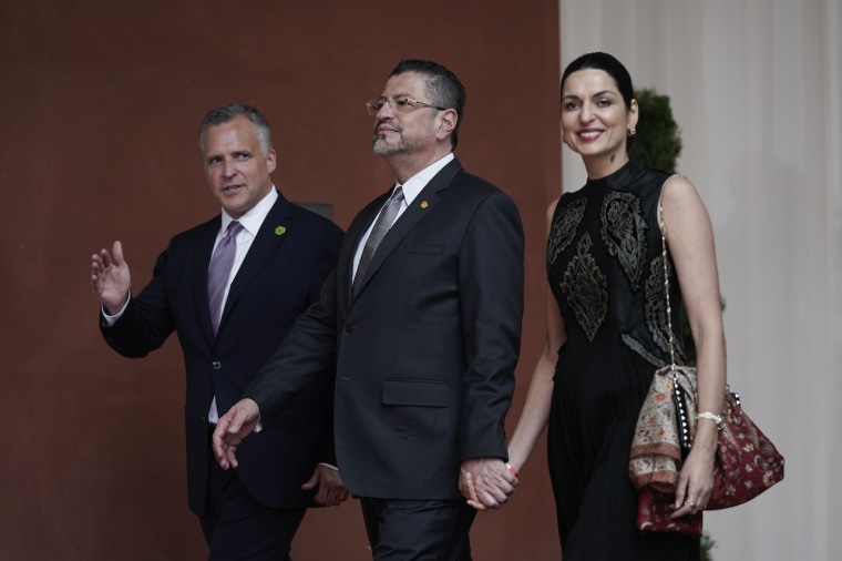 El presidente de Costa Rica, Rodrigo Chaves Robles (al centro) con su esposa, la primera dama Signe Zeikate, durante su participación en la Cumbre de las Américas en Los Ángeles, el 9 de junio de 2022.