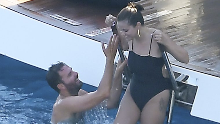 Selena Gomez con Andrea Iervolino en yate en las costas de Italia, verano 2022.