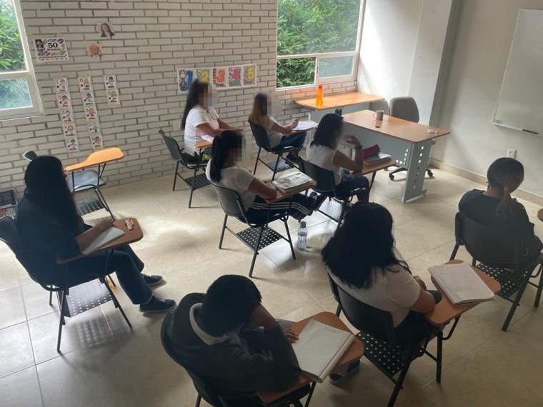 Personas sobrevivientes de trata reciben clases en un salón de la sede de Anthus en Puebla, México, 28 de julio de 2022.