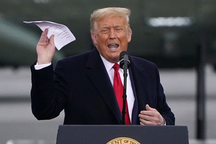 El expresidente Donald Trump acumulaba papeles varios en cajas, y llevaba documentos secretos consigo cuando viajaba, dicen sus exayudantes.