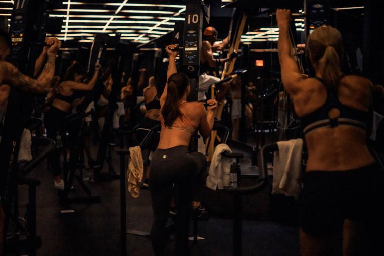 VersaClimber es una máquina de escalada vertical que ofrece un entrenamiento de alta intensidad y sin impacto.