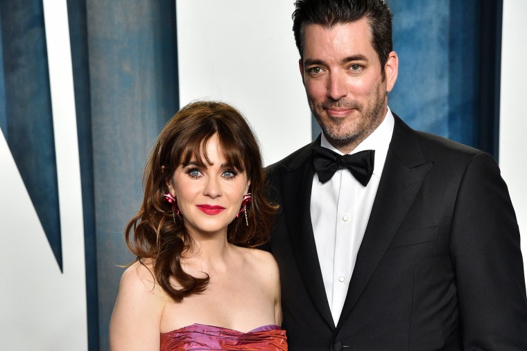 Zooey Deschanel and Jonathan Scott attend the 2022 Vanity Fair Oscar Party, on March 27, 2022 in Beverly Hills, Calif.