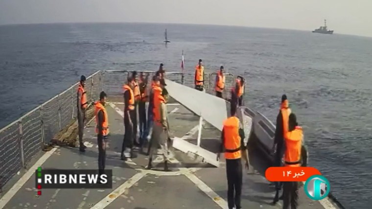 画像: イランの国営テレビは、紅海に置き去りにされ、イランの船に拾われた米国の監視船であると伝えた. 米国は、イラン人が 2 台の米国製セイルドローンを押収し、4 時間後に解放したと述べています。