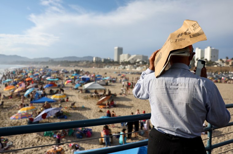 Image: Intense Heatwave Engulfs Southern California