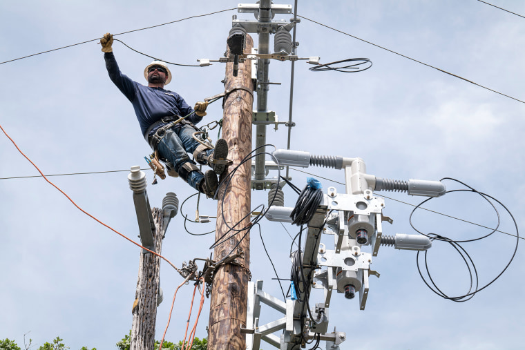 Image: PG&E Crews Install Line Technology To Reduce Impact Of Public Safety Power Shutoffs