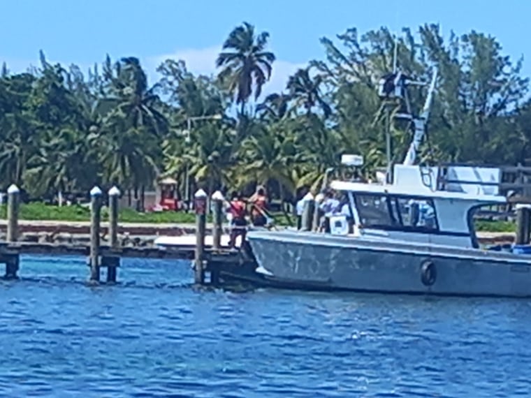 Një varkë u ankorua në ishullin Rose në Bahamas pas sulmit vdekjeprurës të peshkaqenit më 6 shtator 2022.