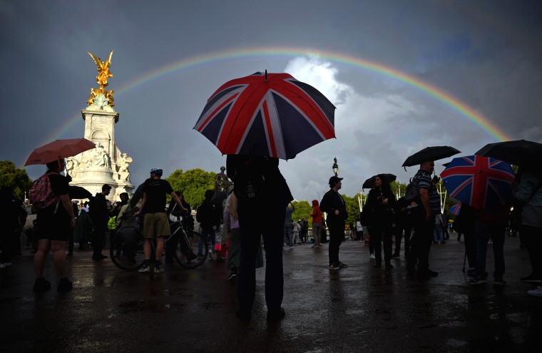 Image: Mourners gather near Buckingham Palace in London on Sept. 8, 2022.