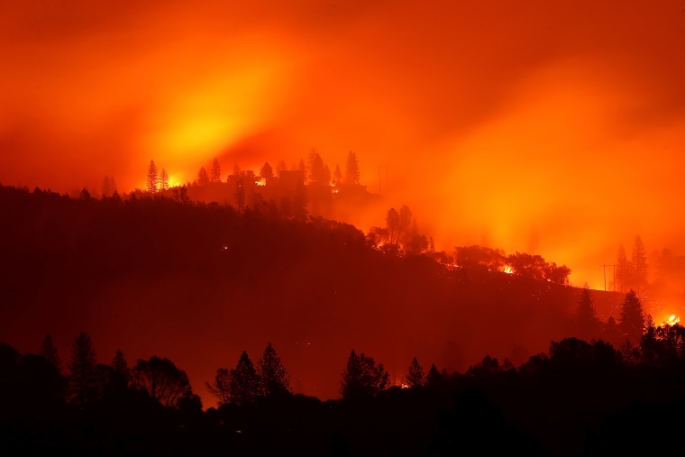 Photo : Un feu de camp brûle dans les collines le 10 novembre 2018 près d'Oroville, en Californie.