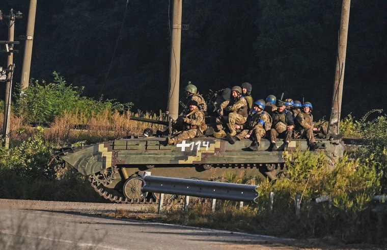 Des soldats ukrainiens à bord d'un véhicule blindé à Kharkiv, en Ukraine, le 9 septembre 2022.