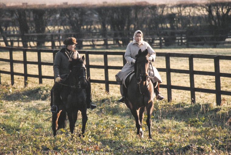 La princesse Anne et la reine Elizabeth II font de l'équitation sur le domaine de Sandringham à Sandringham, Norfolk, Angleterre, en 1979.